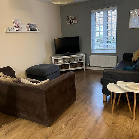 Home Away From Home: Cozy Two Bedroom Apartment Банбъри Екстериор снимка